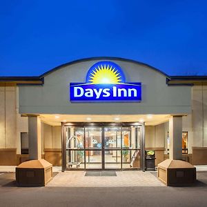 Days Inn By Wyndham Iselin / Woodbridge Exterior photo