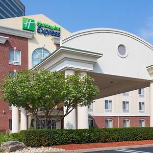 Holiday Inn Express Tower Center New Brunswick, An Ihg Hotel East Brunswick Exterior photo