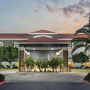 La Quinta By Wyndham Visalia/Sequoia Gateway Hotel Exterior photo