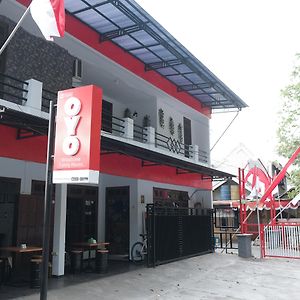 Oyo 1380 Velodrome Family House Syariah Hotel Malang Exterior photo