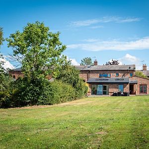 No1 Little Barrow Barns - Sleeps 10 Villa Chester Exterior photo