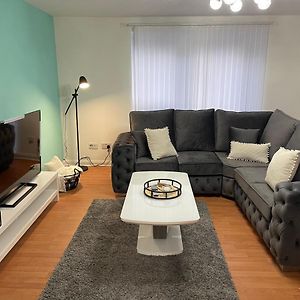 Entire 2 Bedroom Beautiful Newly Furnished Flat Glasgow Exterior photo