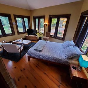 The Front Porch Room Of A 140-Year-Old Victorian House Orangeville Exterior photo