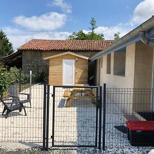 La Petite Ferme De Pouillon - Parc Animalier - Aire De Loisirs Bed & Breakfast Exterior photo