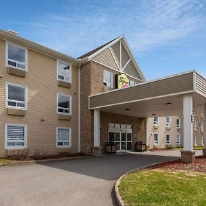 Super 8 By Wyndham Trois-Rivieres Hotel Exterior photo