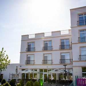 Unique Garden Hotel Braila Exterior photo