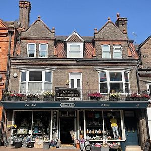 Large West Side Room Above G Grace & Son Tring Exterior photo