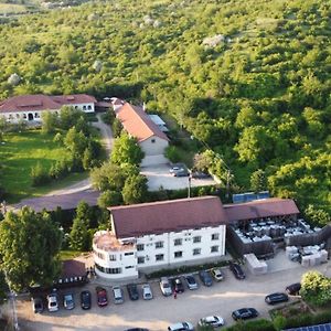 Casa Colinelor Hotel Urlati Exterior photo