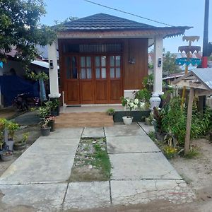 Homestay Erna Tanjong Tinggi Tanjung Tinggi Beach Exterior photo