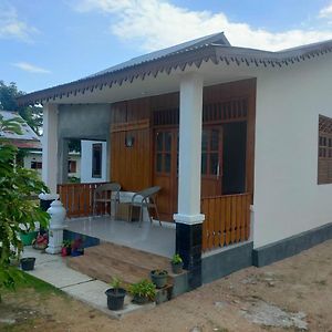 Homestay Melty Aprianti Tanjong Tinggi Tanjung Tinggi Beach Exterior photo