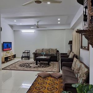 Three Bed Attached Bath Netflix Wifi Smart Tv Parking Near Airport Apartment Islamabad Exterior photo