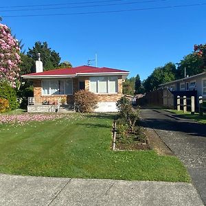 3 Bedroom Home By The Reserve Rotorua Exterior photo