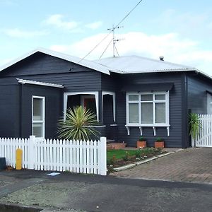 Wellesbourne Homestay B&B Palmerston North Exterior photo