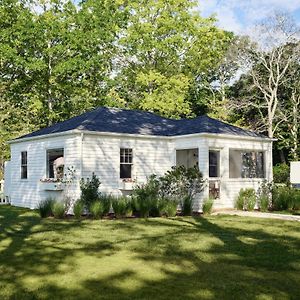 Silver Sands Motel & Beach Bungalows Greenport Exterior photo