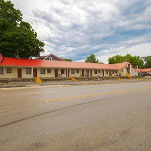 Sunflower Motel Hiawatha By Oyo Exterior photo