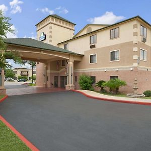 Days Inn & Suites By Wyndham San Antonio North/Stone Oak Exterior photo