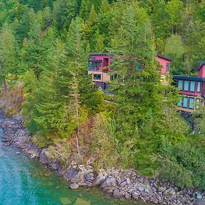 The Lodge On Harrison Lake Harrison Hot Springs Exterior photo