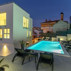 Ferienhaus Mit Privatpool Fuer 8 Personen Ca 150 Qm In Trogir, Dalmatien Kastela Und Umgebung Villa Exterior photo