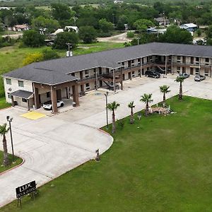 Lux Inn And Suites Three Rivers Exterior photo