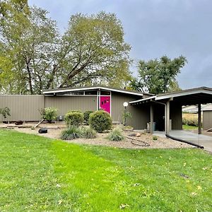 Mid-Century Style And Class In Quiet Ne Location Villa Cedar Rapids Exterior photo