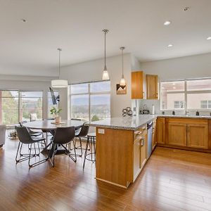 Corner Unit With Sprawling Deck And Views Unit 204 Apartment West Kelowna Exterior photo