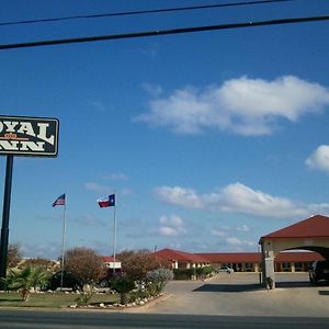 Royal Inn Pearsall Exterior photo