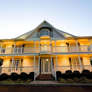 Plantation Oaks Hotel Millington Exterior photo