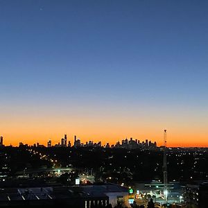 Serene Oasis Panoramic Views, Pool, Gym, Sauna Apartment Melbourne Exterior photo