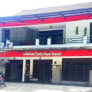 Velodrome Family House Syariah Hotel Ngadipuro Exterior photo