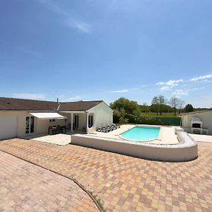 Maison Chaleureuse Avec Piscine Villa Izon Exterior photo