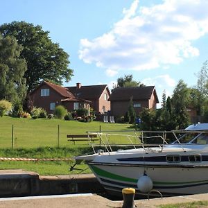 An Einer Schleuse Gelegene Ferienwohnung Mit Grundstueck Direkt Am Wasser Wesenberg Exterior photo