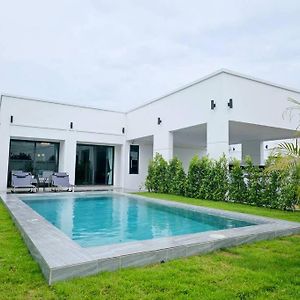 The Mabella Pool Luxury Villa Pattaya Nong Prue Exterior photo