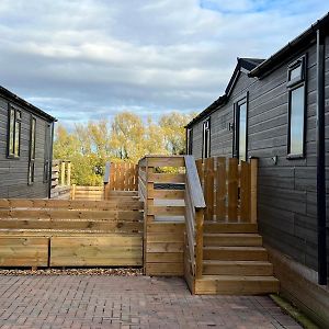 Willow'S Lakeside Lodge With Hot Tub At Tallington Lakes Stamford Exterior photo