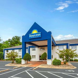 Days Inn & Suites By Wyndham Siler City Exterior photo