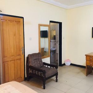 Room In Bb - Double Room With Balcony In The Heart Of City Accra Exterior photo