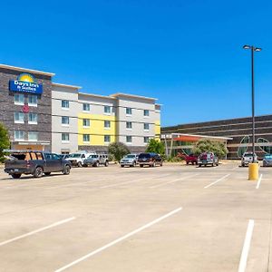 Days Inn & Suites By Wyndham Lubbock Medical Center Exterior photo