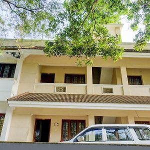 Hotel O Nettoor Near Lakeshore Hospital Kochi Exterior photo