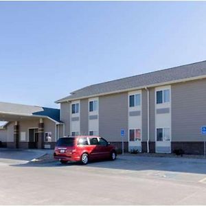 Park View Inn & Suites By Oyo Hoisington Exterior photo