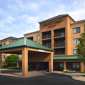 Courtyard Cleveland Airport South Hotel Middleburg Heights Exterior photo