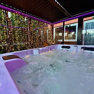 Apartament "Love Island" Jacuzzi Spa Z Duza Wanna Z Hydromasazem Dla Dwojga Aparthotel Gniezno Exterior photo