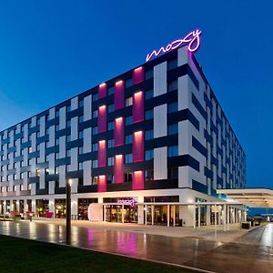 Moxy Vienna Airport Hotel Schwechat Exterior photo