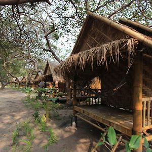 Chalee Tropicana Bungalow Hotel Koh Phayam Room photo