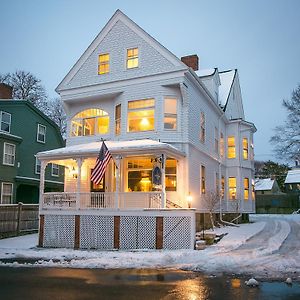 Chart House Inn Newport Exterior photo