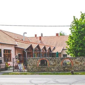 Borostyankert Etterem & Vendeghaz Hotel Sitke Exterior photo