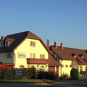 Patyi Etterem Es Hotel Bogote Exterior photo