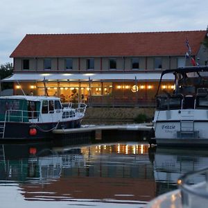 Le Port De Decize Hotel Exterior photo