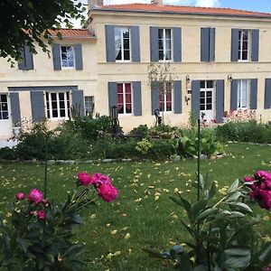 Domaine Des Deux Cedres Bed & Breakfast Gauriac Exterior photo