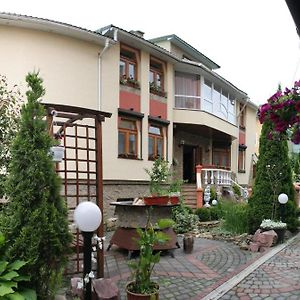 Rayske Yabloko Hotel Lviv Exterior photo