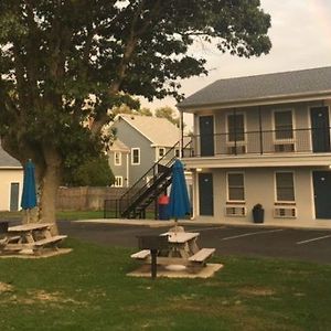 The Blue Inn At North Fork East Marion Exterior photo