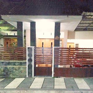 Homestay Syariah Grahadi Malang Exterior photo